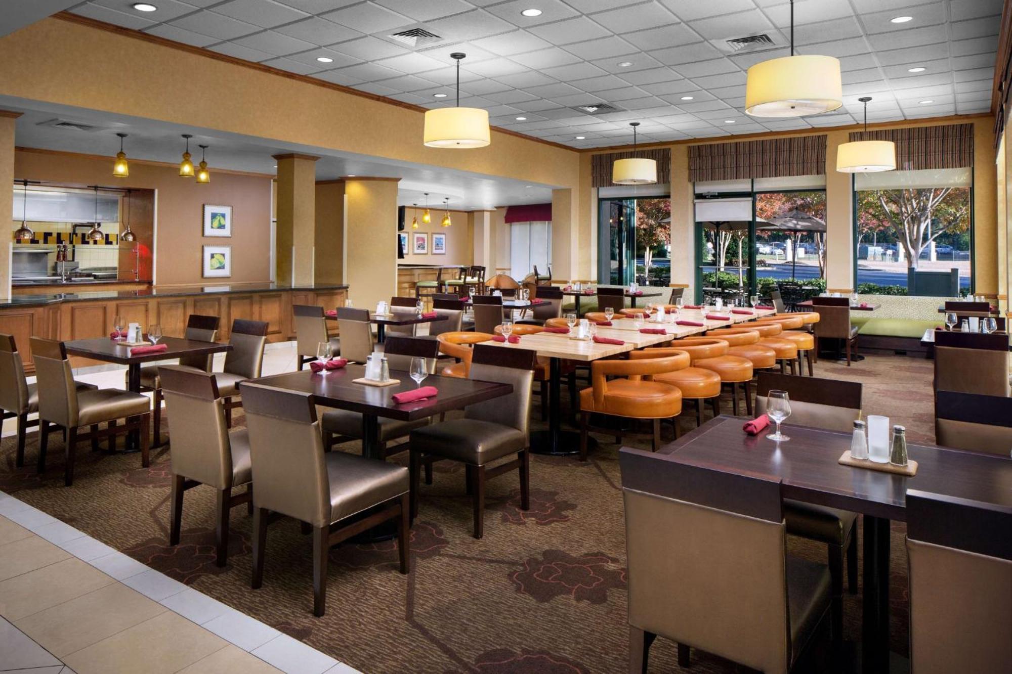 Hilton Garden Atlanta Airport/millenium Center 3*